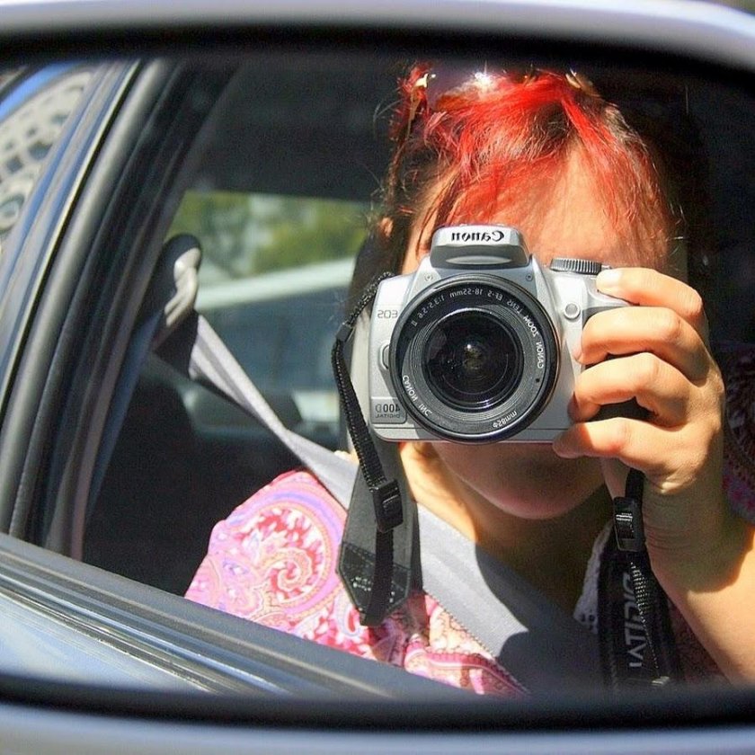 Фотографирует машину