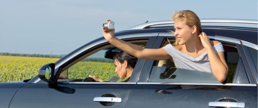 Человек высовывается из окна машины