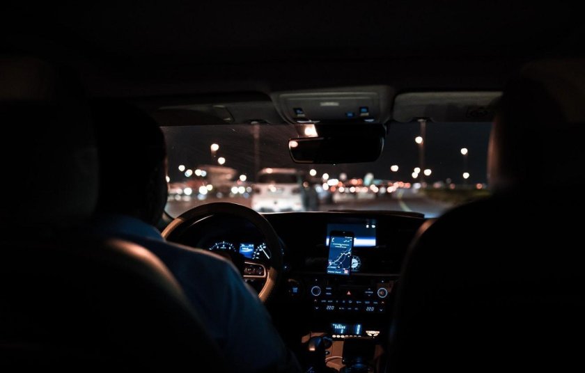 Машина внутри ночью