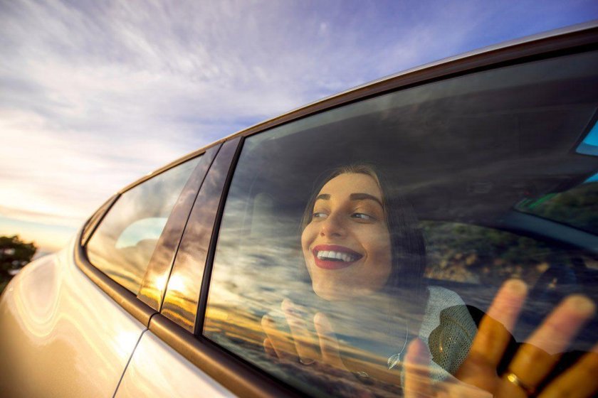 Девушка в окне машины