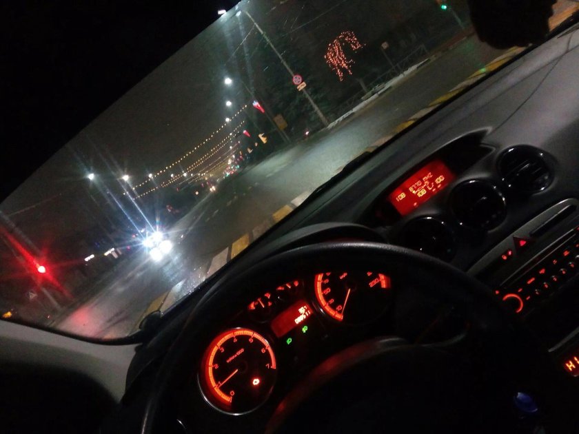 Пежо 308 салон ночью