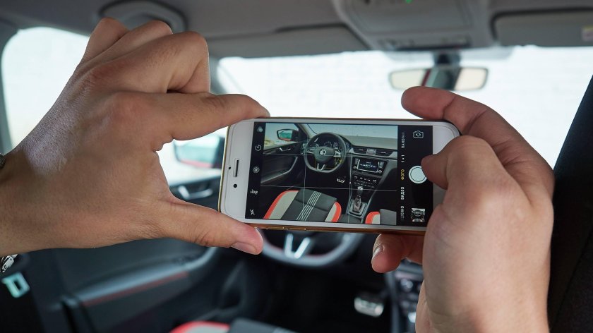 Фотографирует автомобиль