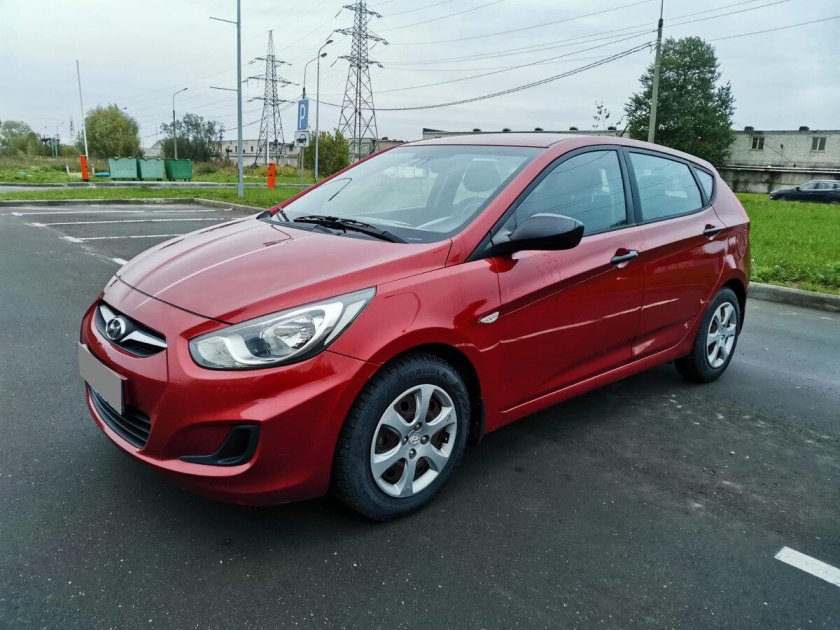 Hyundai Solaris 2013 красный