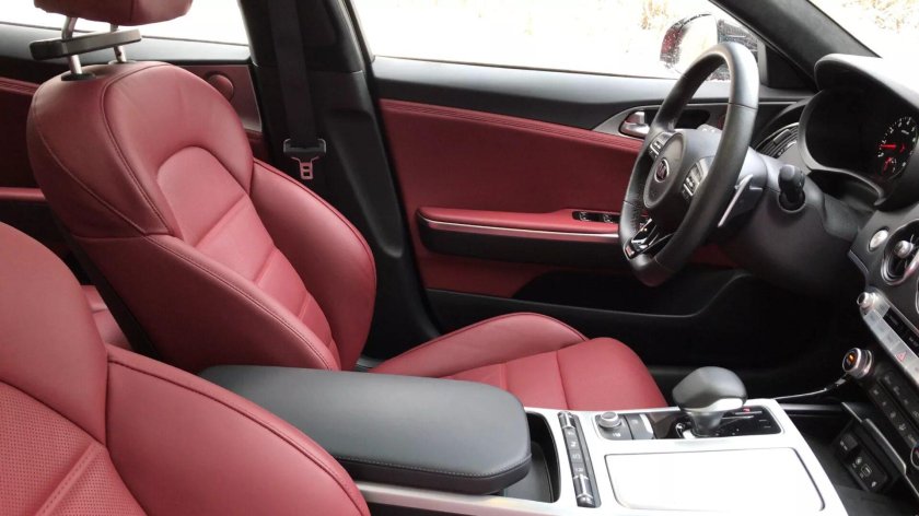 Киа Стингер красный салон