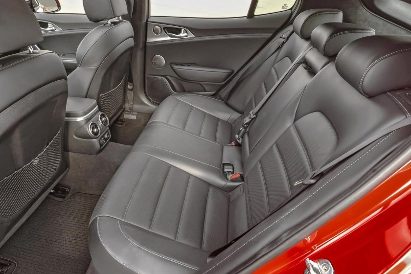 Киа Стингер салон сзади