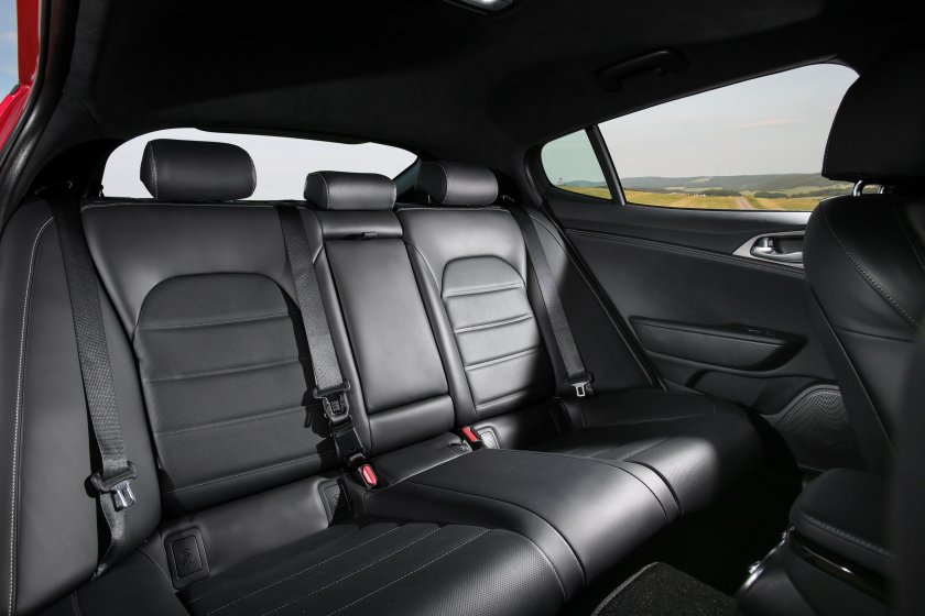 Kia Stinger салон сзади