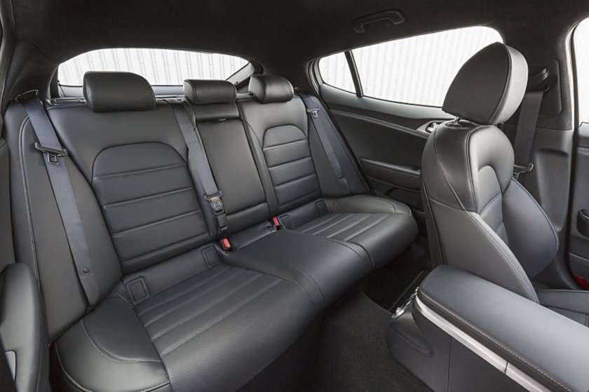 Киа Стингер салон сзади