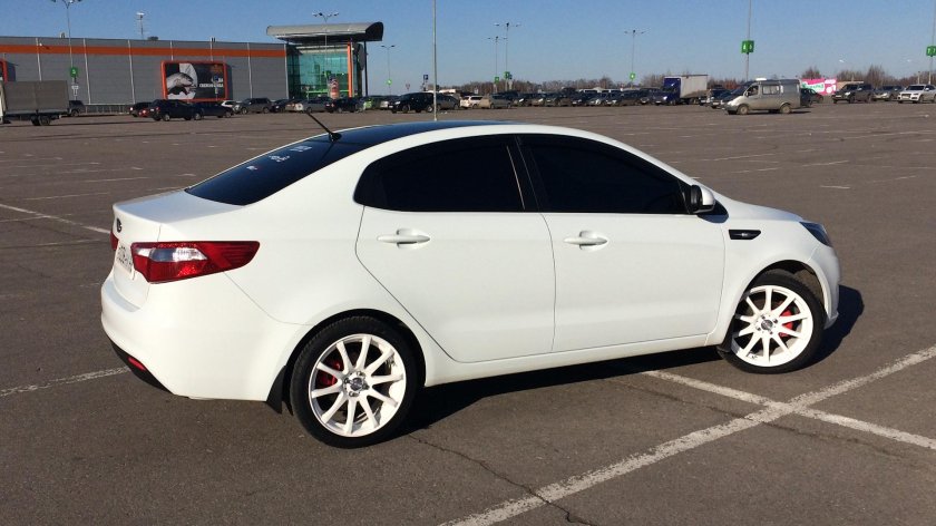 Белая Киа Рио на 17 дисках