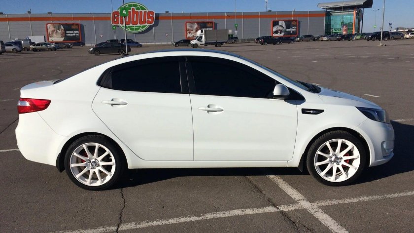 Белая Kia Rio 3 17 r