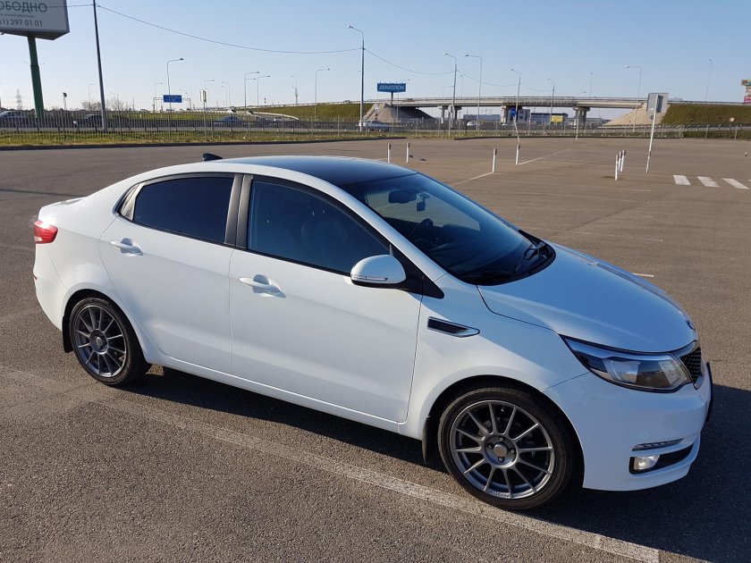 Белая Kia Rio 3 17 r