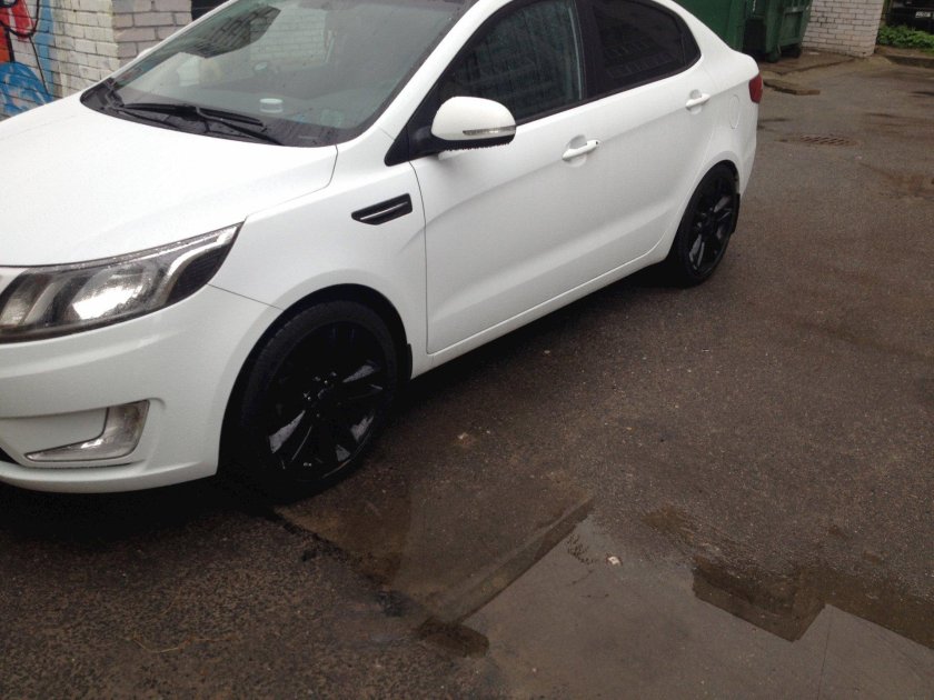 Белая Kia Rio 3 17 r