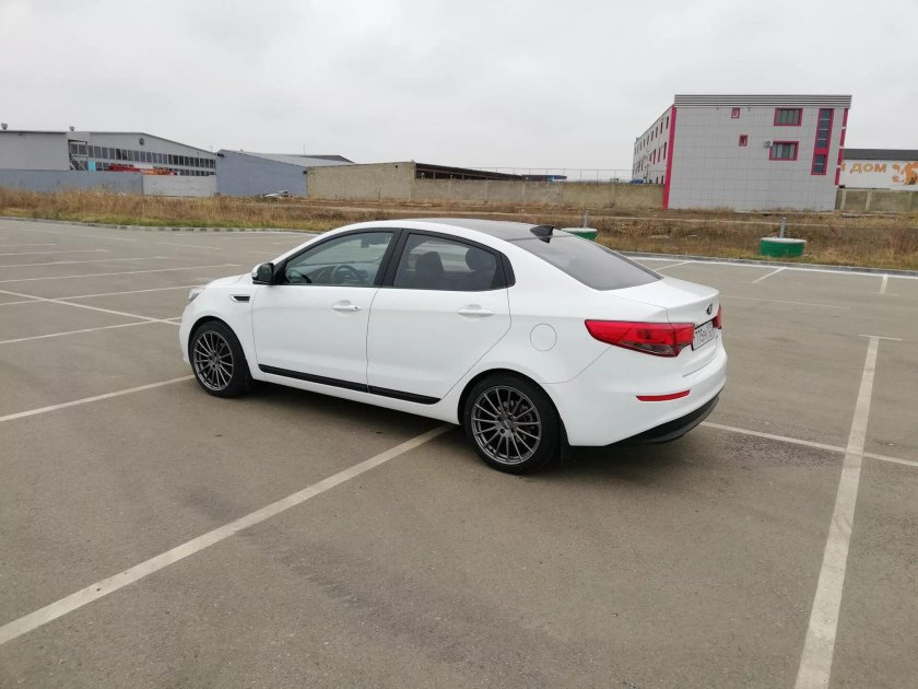 Белая Киа Рио на 17 дисках