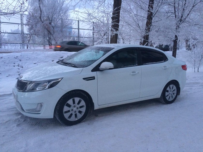 Белая Киа Рио 3 на черных штампах