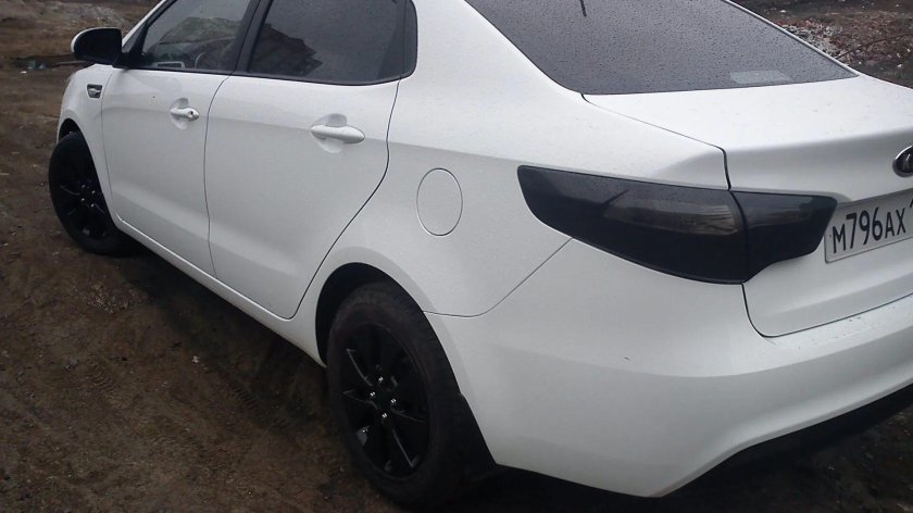 Белый Kia Rio 3 черные диски