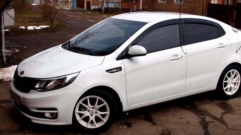 White Kia Rio r16