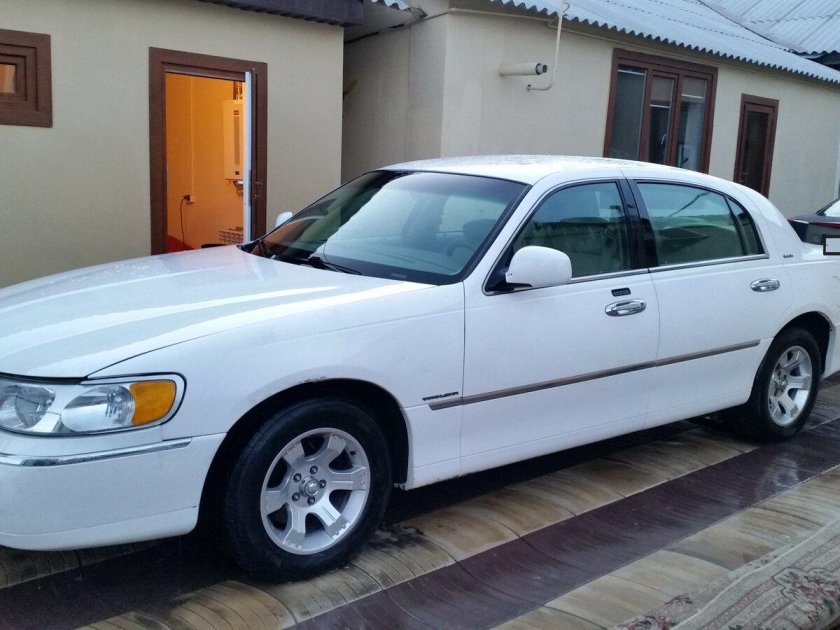 Линкольн седан 2000