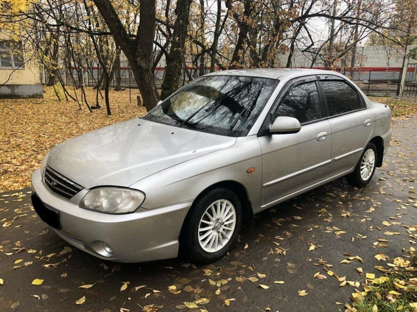 Красная крыша на серебристой Киа спектре