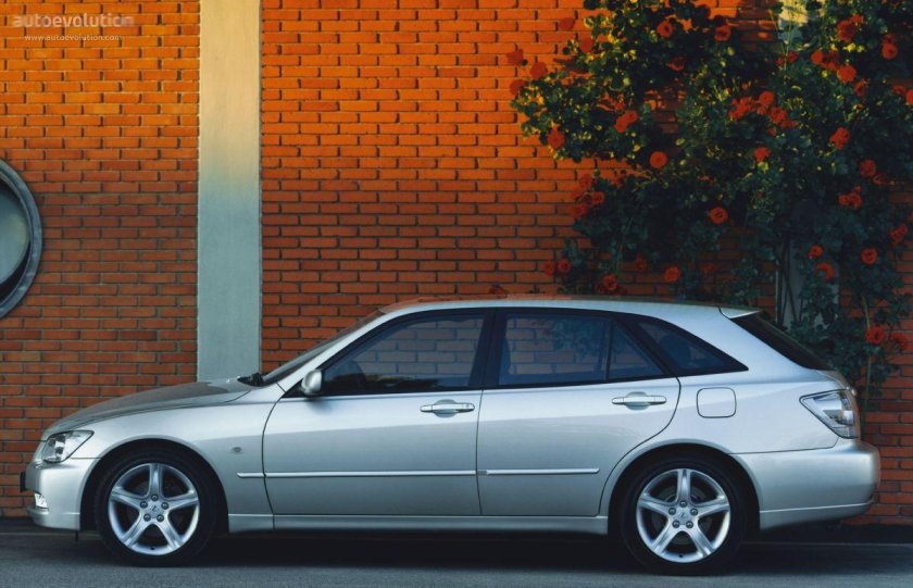 Lexus is 200 SPORTCROSS