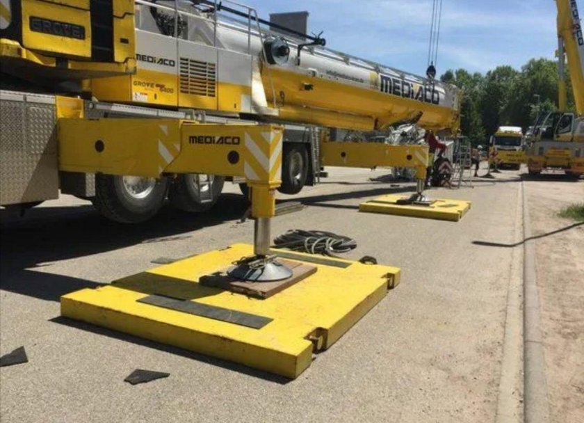 Аутригеры гидравлические автокранов Либхер