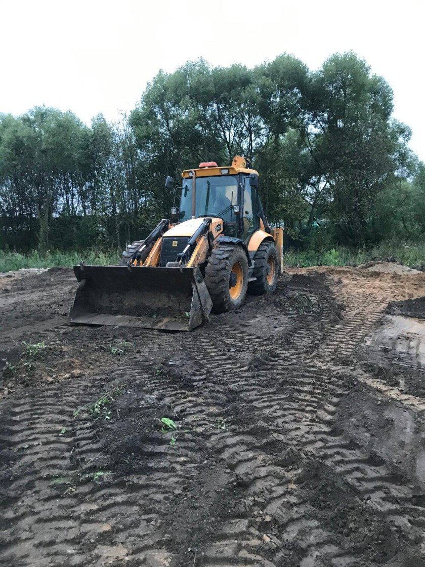 Выравние участка трактором