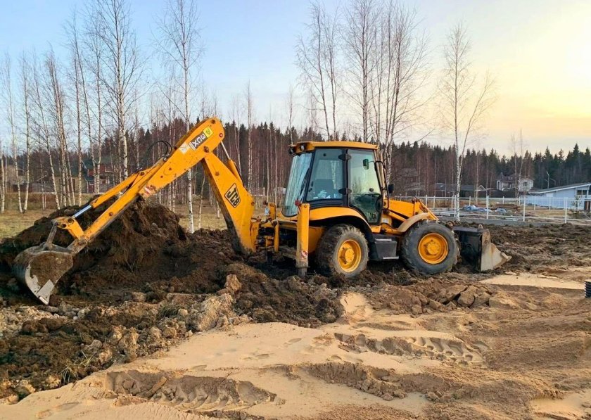 Экскаватор-погрузчик корчевание участка