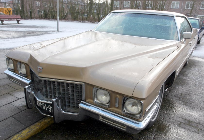 Cadillac 1976 sedan