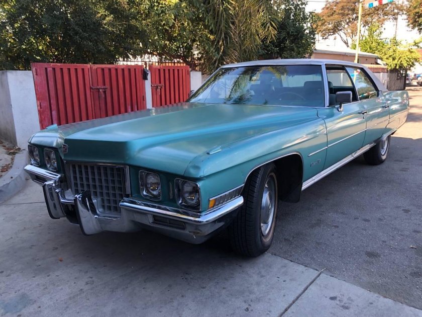 Кадиллак седан де Виль 1975