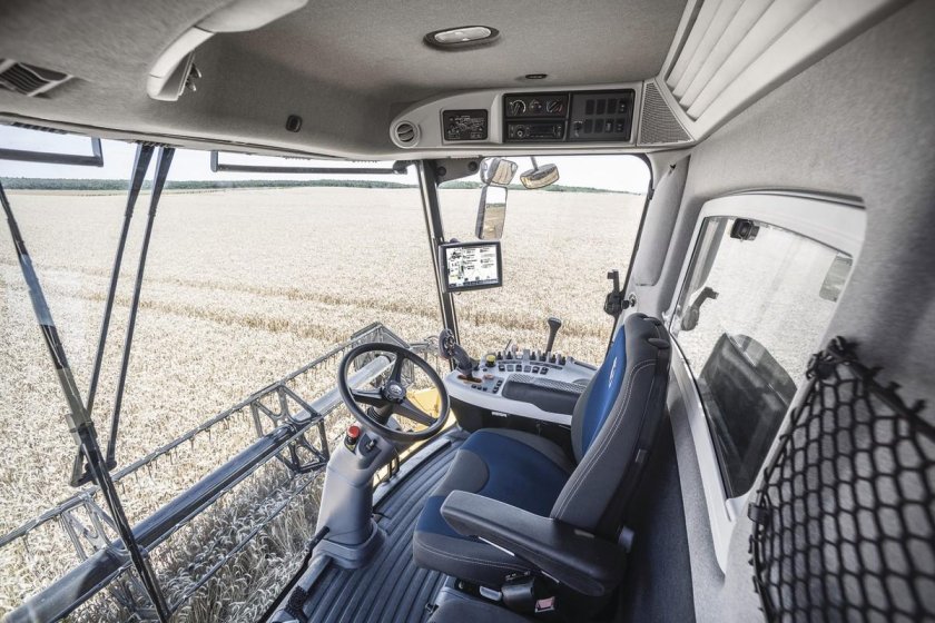 Нью Холланд комбайн CX 8.80 кабина