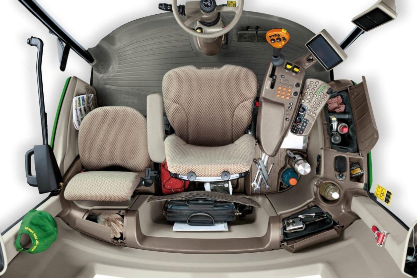 Салон комбайна Джон Дир