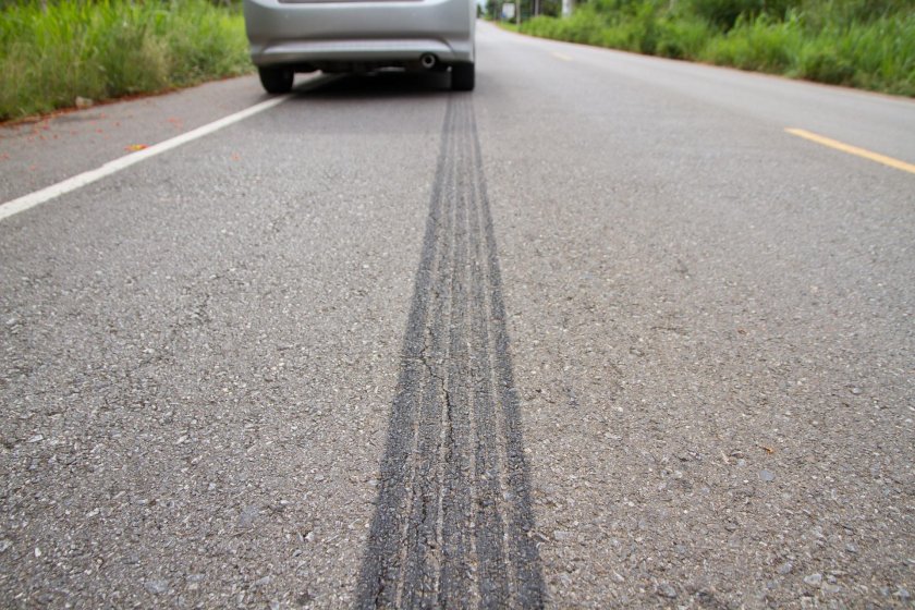 Следы шин на асфальте