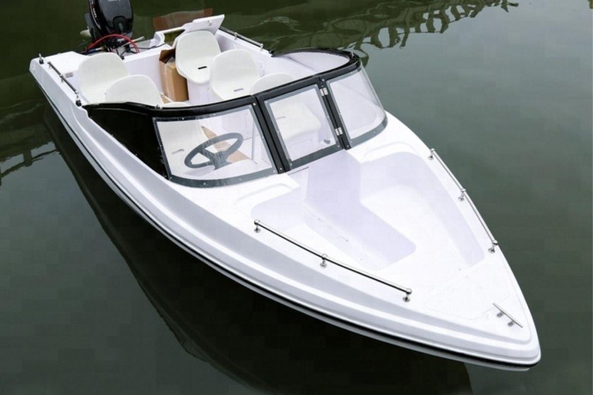 Небольшой катер
