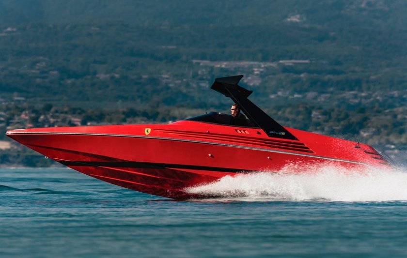 Лодка Феррари моторная
