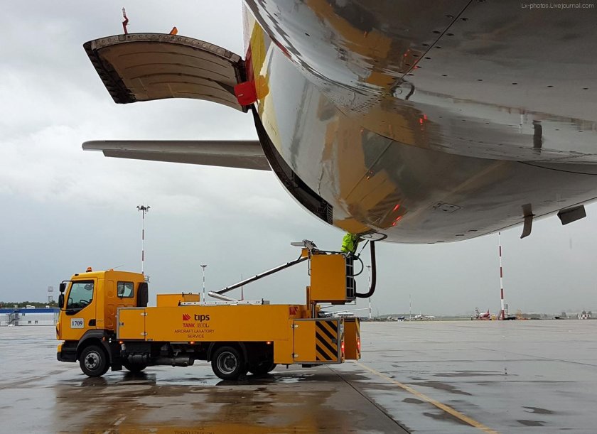 Машина для обслуживания туалетов воздушных судов