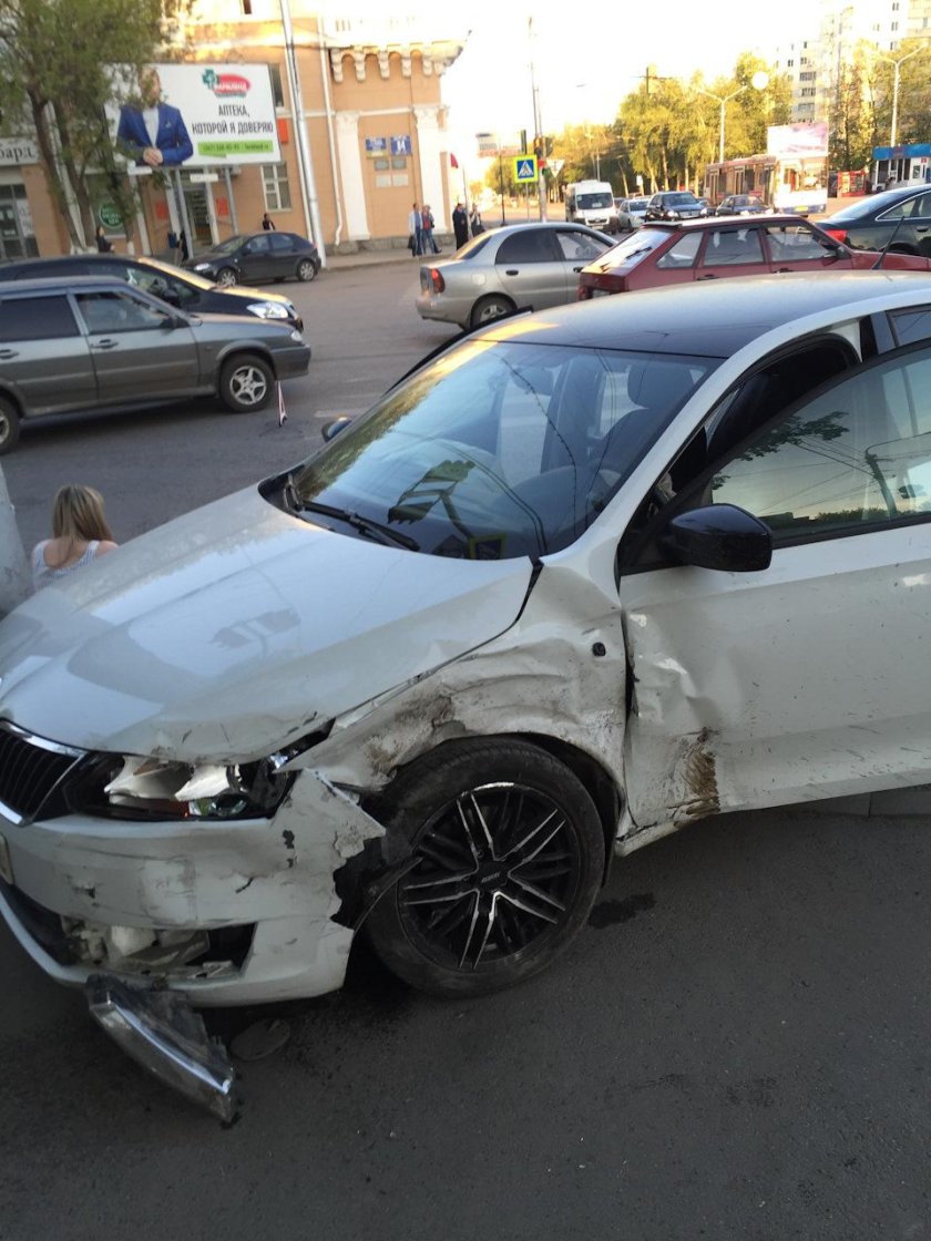 Разбитая Шкода Рапид белая