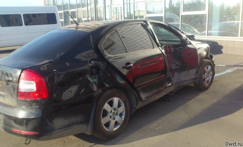 Битая Шкода Октавия а5 черная