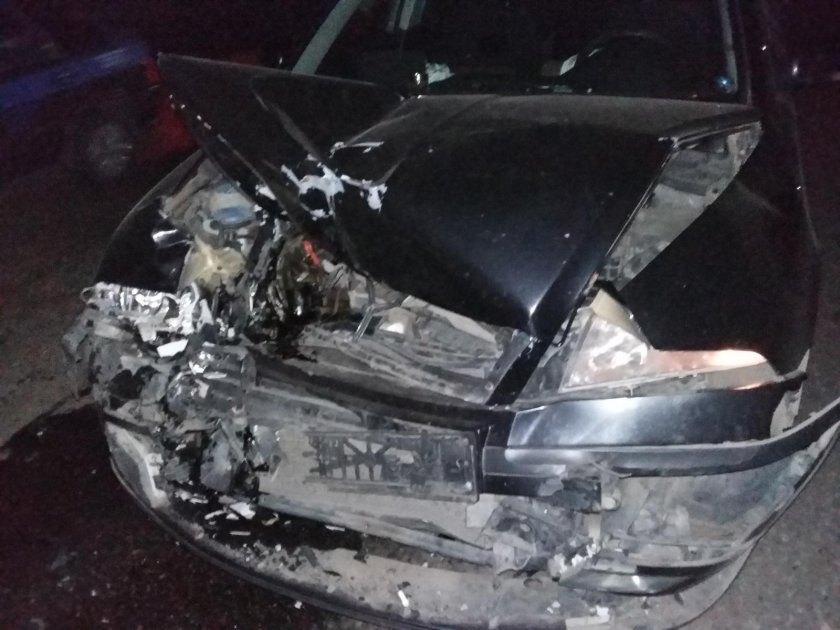 Разбитая Шкода Октавия а5 черная зимой