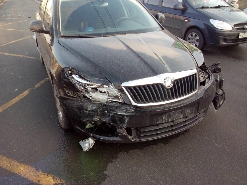 Разбитая Шкода Октавия а5 черная зимой