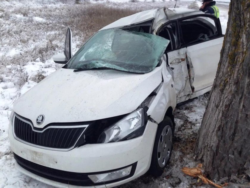 Разбитая Шкода Рапид белая