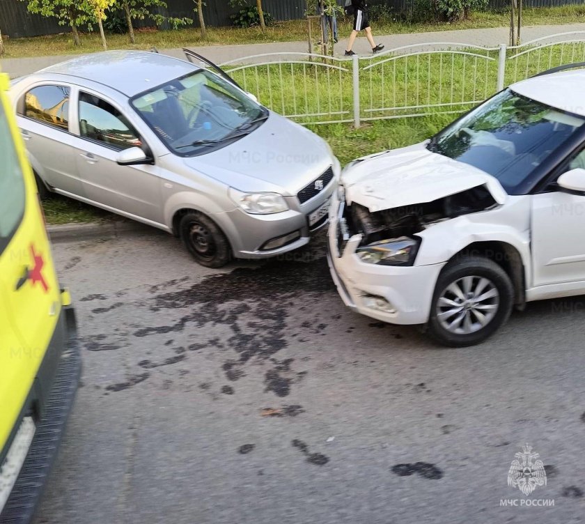 Разбитая машина на дороге