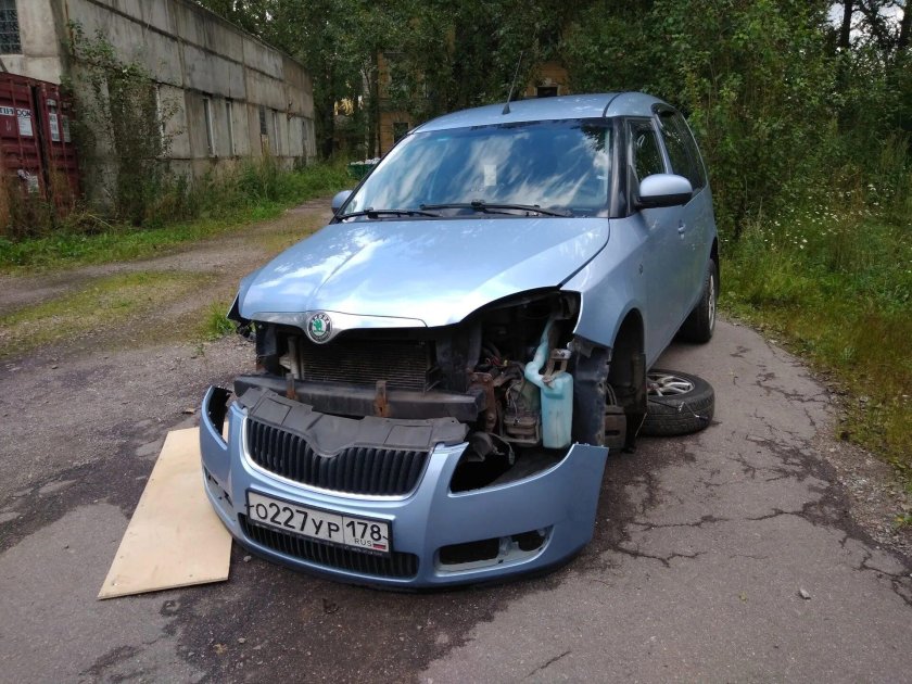Разбитая Skoda Roomster