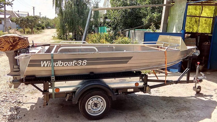 Лодка на прицепе КМЗ