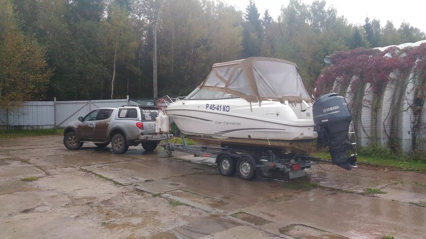 Машина с лодочным прицепом
