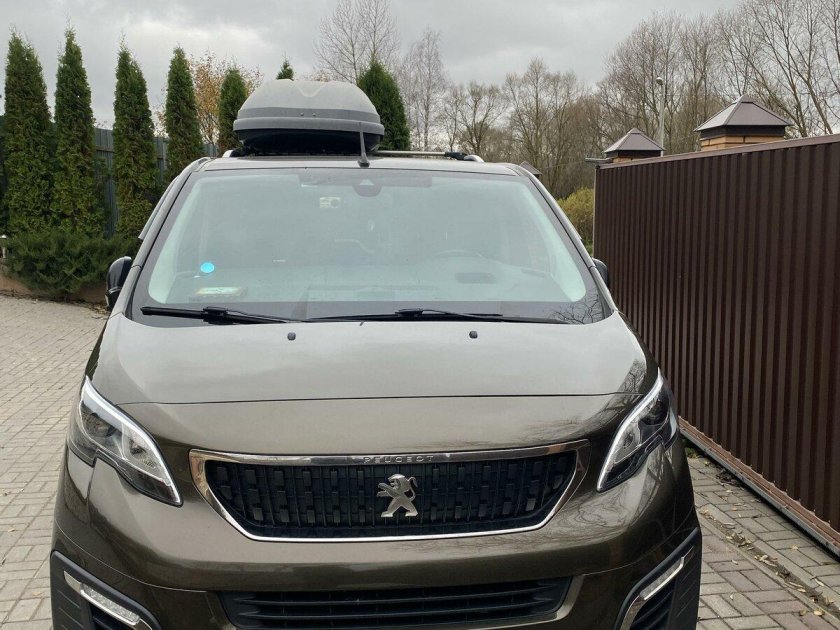 Пежо Тревеллер 2022 серый