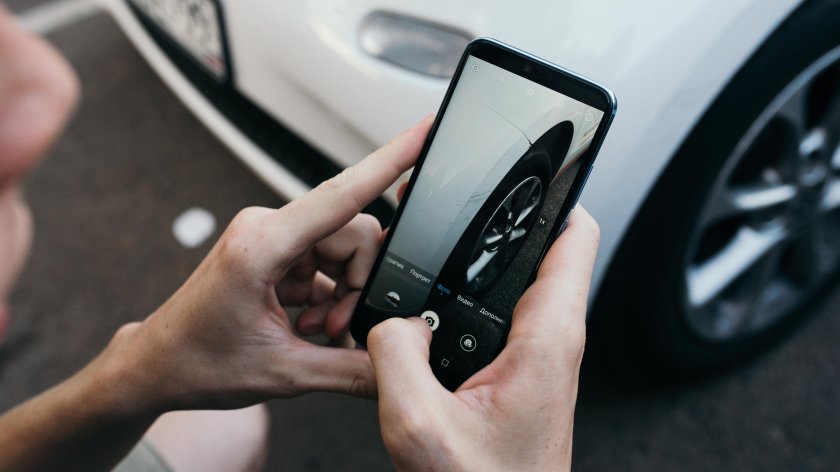 Фотографирует автомобиль