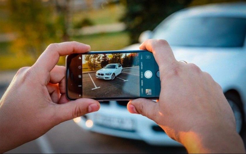 Фотографирует машину