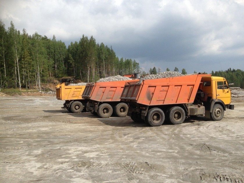 КАМАЗ 65115 выгружает песок