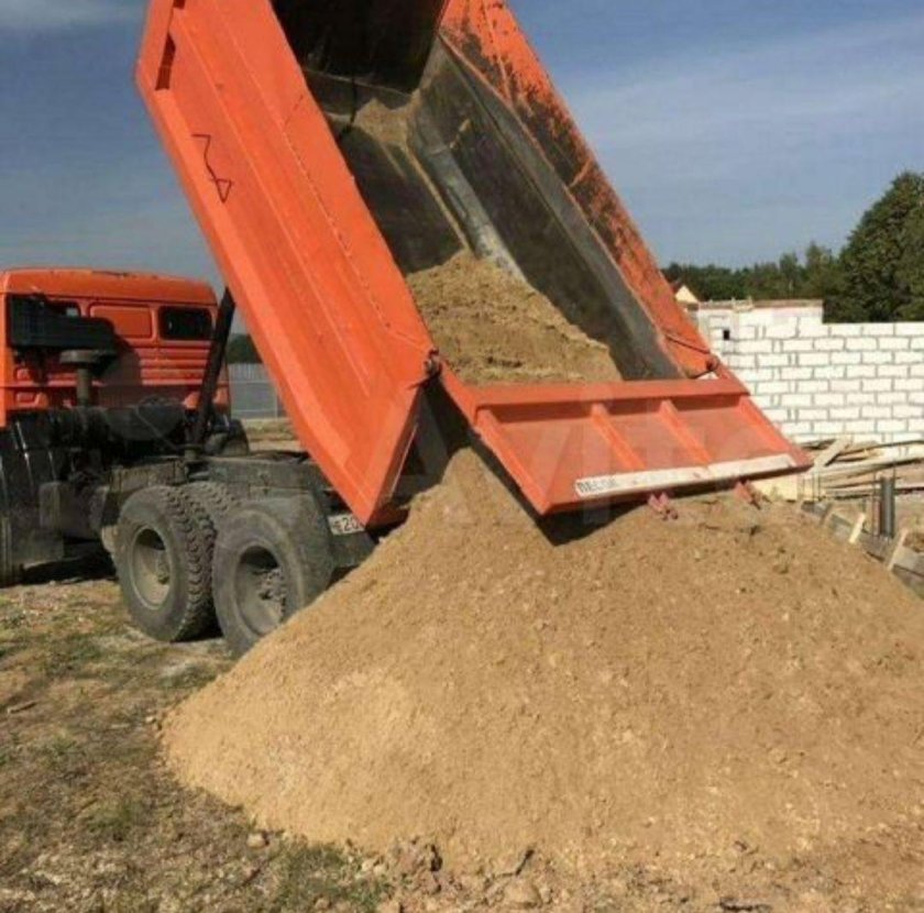 КАМАЗ 65115 выгружает песок