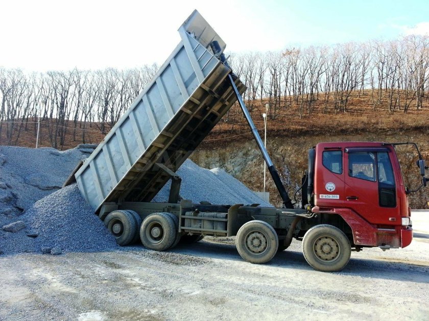 Самосвал 30т с ПГС разгрузка