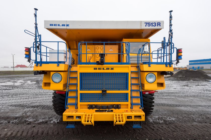 Самосвал БЕЛАЗ-7513