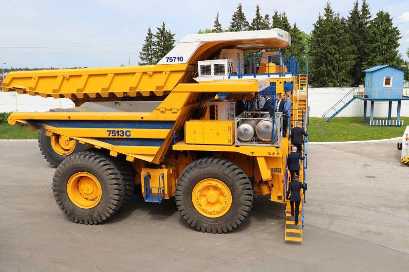 Самосвал БЕЛАЗ-7513